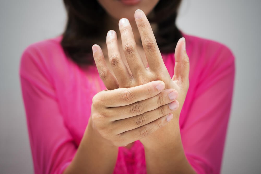 Îți amorțesc brațele noaptea? Bolile care se ascund în spatele acestei senzații